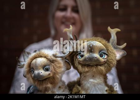 London, Großbritannien. 18.. September 2022. Die ukrainische Katerina Nichik mit ihren handgefertigten Märchenelchendesigns beim Hugglets Teddy Bear Festival in Kensington Town Hall. Das große europäische Teddybärfestival bringt rund 100 Aussteller mit Tausenden von antiken und modernen Bären zum Verkauf, die Preise reichen von ein paar Pfund bis über £1.000 plus Kleidung, Accessoires und Bärenbedarf. Kredit: Guy Corbishley/Alamy Live Nachrichten Stockfoto