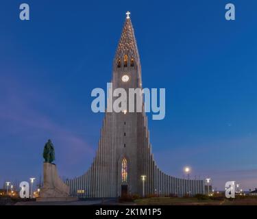 Hallgrímskirkja oder die Kirche von Hallgrimur, ist eine lurtheranische Kirche in Reykjavik, Island. Die Kirche ist das höchste Gebäude in Isnad. Stockfoto