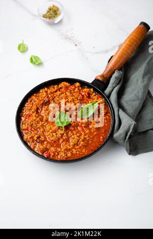Traditionelle italienische Bolognese-Sauce in Kochtöpfen Stockfoto
