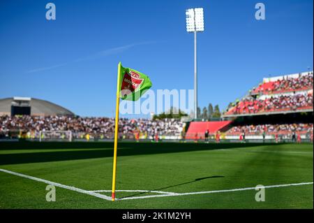 Monza, Italien. 18. September 2022. Eine Eckfahne mit dem Logo von AC Monza ist während des Fußballspiels der Serie A zwischen AC Monza und Juventus FC zu sehen. Kredit: Nicolò Campo/Alamy Live Nachrichten Stockfoto