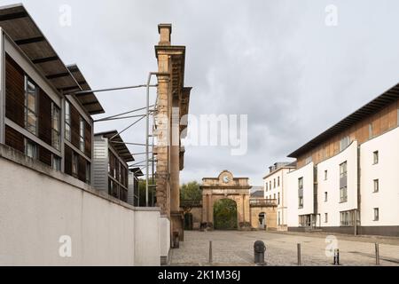 Graham Square, Calton, Glasgow - erhaltene Gebäudefassade mit Wohnungsbau dahinter - ehemaliges Rindermarkttor Stockfoto