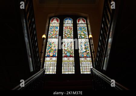 Gardethill Synagogue Staircase und Buntglasfenster, Hill Street, Glasgow, Schottland, Großbritannien Stockfoto