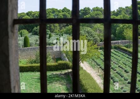 Vincent van Goghs Zimmer im Saint-Paul-Asyl, in dem der Maler ein Patient war. Blick auf die Gärten. In Saint Rémy de Provence in Südfrankreich. Stockfoto