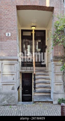 Typische Häuser und Türen in Amsterdam Niederlande. Alte europäische Stadt Sommerlandschaft Stockfoto