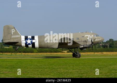 Douglas DC-3, C-47, 19345, Drag em OOT! The Victory Show, Foxlands Farm, Cosby, Leicestershire, England, Stockfoto