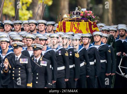 Die Trägerin trägt den Sarg von Königin Elizabeth II., der im Royal Standard mit der Reichskrone und dem Reichskorb und Zepter des Souveränen drapiert ist, zum Staat herse für seine Reise nach Windsor Castle nach ihrem Staatsfuneral in Westminster Abbey, London. Stockfoto