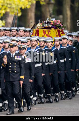 Die Trägerin trägt den Sarg von Königin Elizabeth II., der im Royal Standard mit der Reichskrone und dem Reichskorb und Zepter des Souveränen drapiert ist, zum Staat herse für seine Reise nach Windsor Castle nach ihrem Staatsfuneral in Westminster Abbey, London. Stockfoto