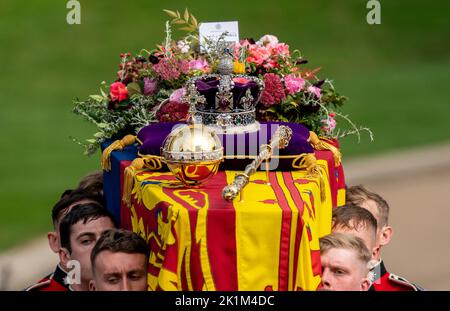 Die Trägerin trägt den Sarg von Königin Elizabeth II., der im Royal Standard mit der Reichskrone und dem Reichskorb und Zepter des Souveränen drapiert ist, zum Staat herse für seine Reise nach Windsor Castle nach ihrem Staatsfuneral in Westminster Abbey, London. Stockfoto