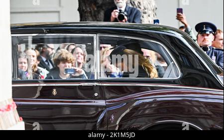 London, Großbritannien. 19. September 2022. London, Großbritannien 19.. September 2022 - Prinzessin Beatrice lässt ihren Kopf während der Trauerprozession von Königin Elizabeth II. Heute in London verbeugen: Credit Simon Dack / Alamy Live News Credit: Simon Dack News/Alamy Live News Stockfoto
