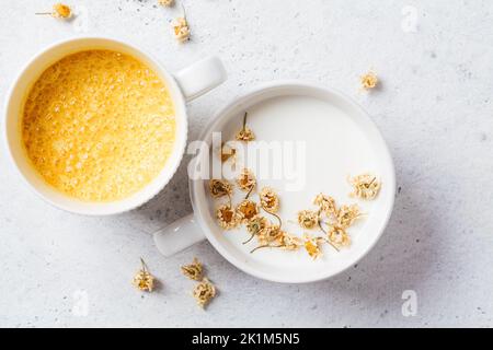 Kamillenmondmilch und goldene Kurkuma-Milch, Draufsicht. Ayurveda-Getränk, gesundes Essen, Heilmittel gegen Schlaflosigkeit. Stockfoto