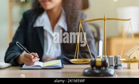 Rechtsanwalt Business Frau arbeiten oder lesen Lawbook in Büro-Arbeitsplatz für Berater Anwalt Konzept Stockfoto