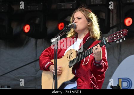 Paris, Frankreich. 18. September 2022. Emma Peters tritt während des Festival Paris Paradis im Parc de la Villette am 18. September 2022 in Paris auf. Foto von Lionel Urman/ABACAPRESS.COM Quelle: Abaca Press/Alamy Live News Stockfoto