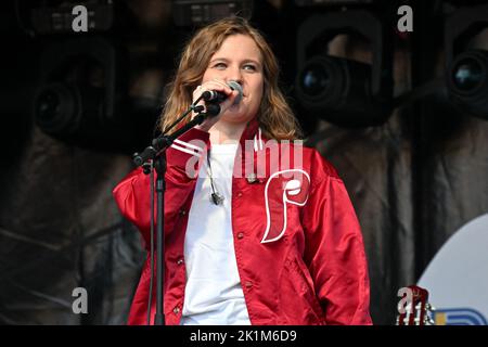 Paris, Frankreich. 18. September 2022. Emma Peters tritt während des Festival Paris Paradis im Parc de la Villette am 18. September 2022 in Paris auf. Foto von Lionel Urman/ABACAPRESS.COM Quelle: Abaca Press/Alamy Live News Stockfoto