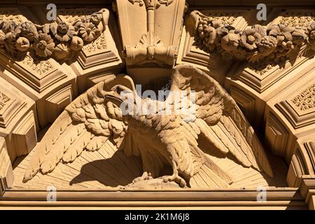 Geformter Adler auf dem Devere House im Little Germany Bezirk Bradford, West Yorkshire. Entworfen von den Architekten Lockwood und Mawson, der gelistete Stockfoto