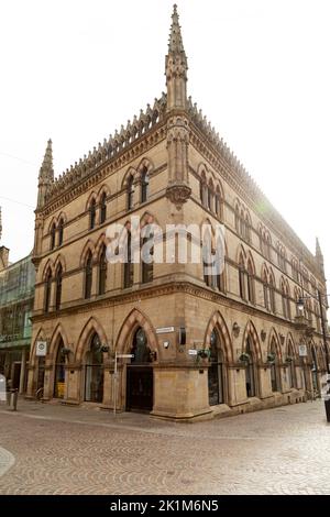 Sonnenlicht über dem Waterstones Buchladen und Café in Bradford, West Yorkshire. Der Laden befindet sich im neogotischen Gebäude der Wollbörse. Stockfoto