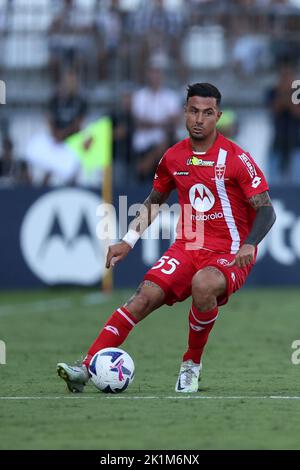 Armando Izzo von AC Monza kontrolliert den Ball während des Serie-A-Spiels zwischen AC Monza und Juventus FC im Upower-Stadion am 18. September 2022 in Monza Italien. Stockfoto