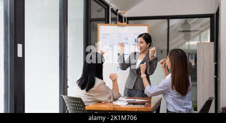 Erfolgreiche Unternehmer und Unternehmen asiatische Menschen Frau Ziele zu erreichen. Feiern Leistung und Erfolg Konzept. Stockfoto