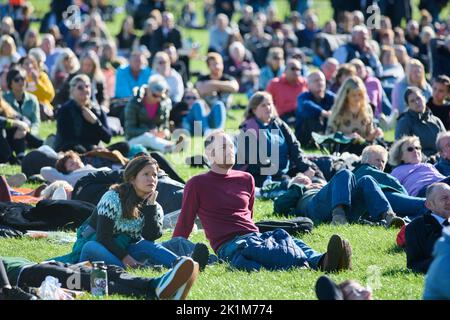 Edinburgh Schottland, Großbritannien 19. September 2022. Menschenmassen im Holyrood Park in der Nähe des Holyrood Palastes, wo der Trauerdienst Ihrer Majestät der Königin live übertragen und auf einem großen Outdoor-Bildschirm gezeigt wird. Credit sst/alamy Live News Stockfoto