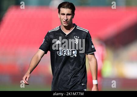 Fabio Miretti von Juventus FC schaut während des Serie-A-Spiels zwischen AC Monza und Juventus FC am 18. September 2022 im Upower Stadium in Monza Italien auf. Stockfoto