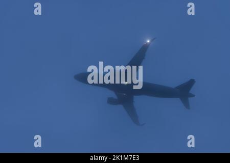 Schlechtes Wetter, Luftfahrt, Transport, Reisekonzept. Großkörperflugzeug starten bei niedrigen Wolken, schlechter Sicht und nebligen Temperaturen bei kaltem Wetter Stockfoto