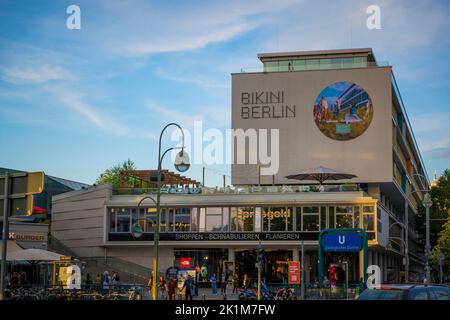 Berlin, Deutschland, Juni 2022, zur Veranschaulichung Editorial: Blick auf das Einkaufszentrum Bikini Berlin am U-Bahnhof Zoologischer Garten. Stockfoto