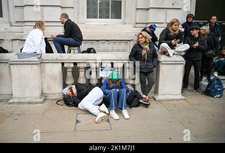 London, Großbritannien. 19. September 2022. London UK 19. September 2022 - Menschenmassen versammeln sich heute in London zur Trauerprozession von Königin Elizabeth II. In London: Credit Simon Dack / Alamy Live News Credit: Simon Dack News/Alamy Live News Stockfoto