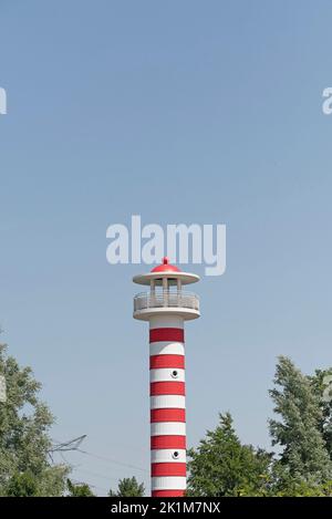 Farbenfroher Leuchtturm und schwimmende Bäume auf der Floriade Expo 2022 Stockfoto