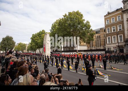 London, Großbritannien. 19. September 2022. Die feierliche Prozession entlang der Pall Mall für die staatliche Beerdigung von Königin Elizabeth II. Am 8. September 2022 starb Elizabeth II., Königin des Vereinigten Königreichs und der anderen Commonwealth-Gefilde, im Alter von 96 Jahren im schottischen Balmoral Castle. Der älteste lebende und am längsten regierende britische Monarch. Kredit: SMP Nachrichten / Alamy Live Nachrichten Stockfoto