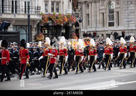 London, Großbritannien. 19. September 2022. Die feierliche Prozession entlang der Pall Mall für die staatliche Beerdigung von Königin Elizabeth II. Am 8. September 2022 starb Elizabeth II., Königin des Vereinigten Königreichs und der anderen Commonwealth-Gefilde, im Alter von 96 Jahren im schottischen Balmoral Castle. Der älteste lebende und am längsten regierende britische Monarch. Kredit: SMP Nachrichten / Alamy Live Nachrichten Stockfoto