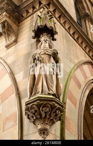 Königliche Skulptur auf der Wollbörse in Bradford, West Yorkshire. Der Laden befindet sich im neogotischen Gebäude der Wollbörse. Stockfoto