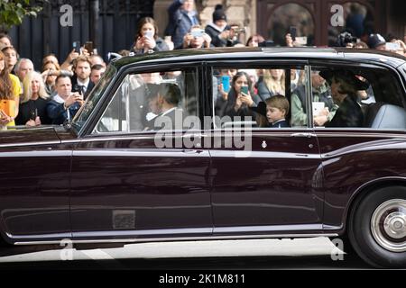 London, Großbritannien. 19. September 2022. Prinz George folgte der feierlichen Prozession entlang der Pall Mall und dem Staatsfuneral von Königin Elizabeth II. In Westminster Abbey, London. Am 8. September 2022 starb Elizabeth II., Königin des Vereinigten Königreichs und der anderen Commonwealth-Gefilde, im Alter von 96 Jahren im schottischen Balmoral Castle. Der älteste lebende und am längsten regierende britische Monarch. Kredit: SMP Nachrichten / Alamy Live Nachrichten Stockfoto