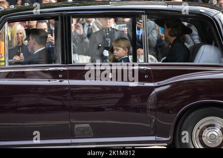 London, Großbritannien. 19. September 2022. Prinz George folgte der feierlichen Prozession entlang der Pall Mall und dem Staatsfuneral von Königin Elizabeth II. In Westminster Abbey, London. Am 8. September 2022 starb Elizabeth II., Königin des Vereinigten Königreichs und der anderen Commonwealth-Gefilde, im Alter von 96 Jahren im schottischen Balmoral Castle. Der älteste lebende und am längsten regierende britische Monarch. Kredit: SMP Nachrichten / Alamy Live Nachrichten Stockfoto