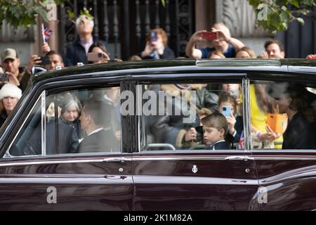 London, Großbritannien. 19. September 2022. Prinz George folgte der feierlichen Prozession entlang der Pall Mall und dem Staatsfuneral von Königin Elizabeth II. In Westminster Abbey, London. Am 8. September 2022 starb Elizabeth II., Königin des Vereinigten Königreichs und der anderen Commonwealth-Gefilde, im Alter von 96 Jahren im schottischen Balmoral Castle. Der älteste lebende und am längsten regierende britische Monarch. Kredit: SMP Nachrichten / Alamy Live Nachrichten Stockfoto