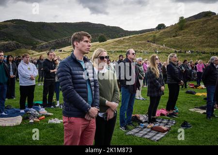 Edinburgh Schottland, Großbritannien 19. September 2022. Menschenmassen im Holyrood Park in der Nähe des Holyrood Palastes, wo der Trauerdienst Ihrer Majestät der Königin live übertragen und auf einem großen Outdoor-Bildschirm gezeigt wird. Credit sst/alamy Live News Stockfoto