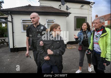 Shenstone, Großbritannien. 18. September 2022. Die Polizei verhaftete einen palästinensischen Aktionisten, der verdächtigt wurde, blutrote Farbe auf die Außenwände der Fabrik von UAV Engines zu sprühen. UAV Engines ist eine Tochtergesellschaft des israelischen Verteidigungsunternehmens Elbit Systems und produziert Motoren für Drohnen, die gegen Palästinenser in Gaza und anderswo eingesetzt werden. Die Demonstranten fordern die Schließung der Fabrik. Palästinensische Aktionisten protestieren gegen die Präsenz von Elbit Systems im Vereinigten Königreich. Ihre ständigen Aktionen haben zwei der zehn Fabriken von Elbit Systems geschlossen. Kredit: SOPA Images Limited/Alamy Live Nachrichten Stockfoto