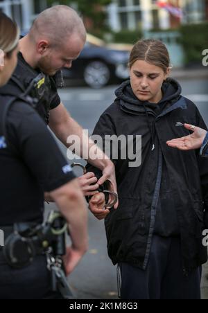 Shenstone, Großbritannien. 18. September 2022. Die Polizei verhaftete einen palästinensischen Aktionisten, der verdächtigt wurde, blutrote Farbe auf die Außenwände der Fabrik von UAV Engines zu sprühen. UAV Engines ist eine Tochtergesellschaft des israelischen Verteidigungsunternehmens Elbit Systems und produziert Motoren für Drohnen, die gegen Palästinenser in Gaza und anderswo eingesetzt werden. Die Demonstranten fordern die Schließung der Fabrik. Palästinensische Aktionisten protestieren gegen die Präsenz von Elbit Systems im Vereinigten Königreich. Ihre ständigen Aktionen haben zwei der zehn Fabriken von Elbit Systems geschlossen. Kredit: SOPA Images Limited/Alamy Live Nachrichten Stockfoto