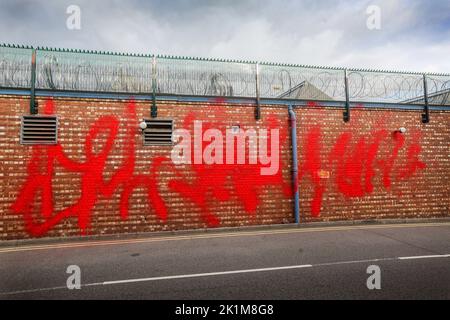 Shenstone, Großbritannien. 18. September 2022. Ein Aktivist von Palestine Action hat blutrote Farbe auf die Außenwände der Fabrik von UAV Engines gesprüht. UAV Engines ist eine Tochtergesellschaft des israelischen Verteidigungsunternehmens Elbit Systems und produziert Motoren für Drohnen, die gegen Palästinenser in Gaza und anderswo eingesetzt werden. Die Demonstranten fordern die Schließung der Fabrik. Palästinensische Aktionisten protestieren gegen die Präsenz von Elbit Systems im Vereinigten Königreich. Ihre ständigen Aktionen haben zwei der zehn Fabriken von Elbit Systems geschlossen. Kredit: SOPA Images Limited/Alamy Live Nachrichten Stockfoto