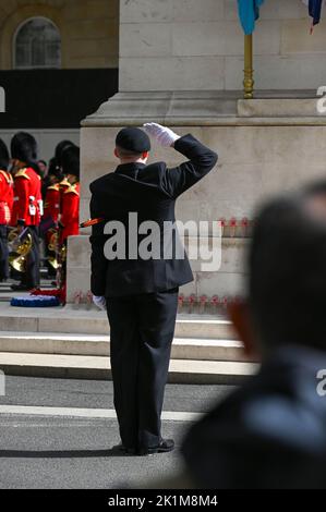 London, Großbritannien. 19. September 2022. London UK 19. September 2022 - Ein Gruß für die Königin während der Trauerprozession von Königin Elizabeth II. Heute in London: Credit Simon Dack / Alamy Live News Credit: Simon Dack News/Alamy Live News Stockfoto