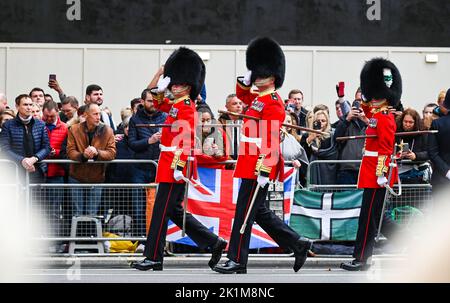 London, Großbritannien. 19. September 2022. London UK 19. September 2022 - Ein Gruß für die Königin während der Trauerprozession von Königin Elizabeth II. Heute in London: Credit Simon Dack / Alamy Live News Credit: Simon Dack News/Alamy Live News Stockfoto