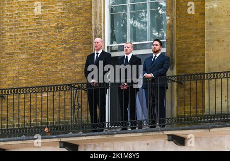 London, Großbritannien. 19. September 2022. London UK 19. September 2022 - Mitarbeiter kommen heute während der Beerdigung von Königin Elizabeth II. In London auf einen Balkon in Whitehall: Credit Simon Dack / Alamy Live News Credit: Simon Dack News/Alamy Live News Stockfoto