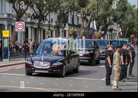 London, Großbritannien. 19. September 2022. Der Leichenwagen, der den Sarg der verstorbenen Königin Elizabeth II trägt, reist am 19. September 2022 entlang des Queen's Gate in South Kinsington in London, Großbritannien. Das Leben der Königin wird bei ihrem Staatsbegräbnis in der Westminster Abbey in London gedenkt und wurde von rund 500 globalen Würdenträgern und führenden Persönlichkeiten der Welt, darunter US-Präsident Joe Biden, besucht. (Foto: Claire Doherty/Sipa USA) Quelle: SIPA USA/Alamy Live News Stockfoto