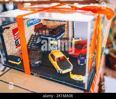 Perak, Malaysia - Aug 12, 2022 : Custom Model Car in einer Werkstatt von Hot Wheels, diorama made in Malaysia Stockfoto