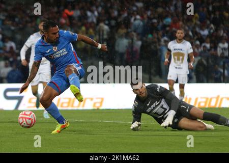 Mexiko-Stadt, Mexiko. 18. September 2022. 18. September 2022, Mexiko-Stadt, Mexiko: Jesús Escoboza vom Fußballverein Cruz Azul kämpft den Ball während des Fußballspiels zwischen dem Fußballverein Cruz Azul und UNAM Pumas vom Eröffnungsturnier 2022 der MX League im Olympiastadion der Universität. Am 18. September 2022 in Mexiko-Stadt, Mexiko. (Foto von Ismael Rosas/ Eyepix Group/Sipa USA) Quelle: SIPA USA/Alamy Live News Stockfoto