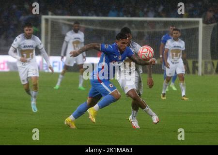 Mexiko-Stadt, Mexiko. 18. September 2022. 18. September 2022, Mexiko-Stadt, Mexiko: Christian Tabo vom Fußballverein Cruz Azul kämpft den Ball während des Fußballspiels zwischen dem Fußballverein Cruz Azul und UNAM Pumas vom Eröffnungsturnier 2022 der MX League im Olympiastadion der Universität. Am 18. September 2022 in Mexiko-Stadt, Mexiko. (Foto von Ismael Rosas/ Eyepix Group/Sipa USA) Quelle: SIPA USA/Alamy Live News Stockfoto