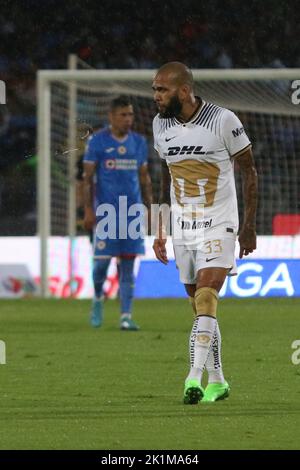 Mexiko-Stadt, Mexiko. 18. September 2022. 18. September 2022, Mexiko-Stadt, Mexiko: Dani Alves von UNAM Pumas während des Fußballspiels zwischen dem Fußballverein Cruz Azul und UNAM Pumas beim Eröffnungsturnier 2022 der MX League im University Olympic Stadium. Am 18. September 2022 in Mexiko-Stadt, Mexiko. (Foto von Ismael Rosas/ Eyepix Group/Sipa USA) Quelle: SIPA USA/Alamy Live News Stockfoto