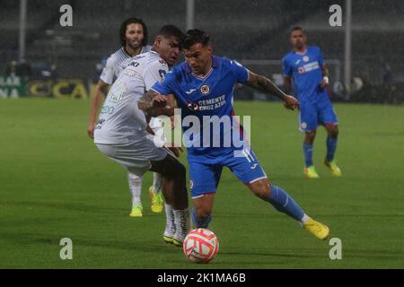 Mexiko-Stadt, Mexiko. 18. September 2022. 18. September 2022, Mexiko-Stadt, Mexiko: Christian Tabo vom Fußballverein Cruz Azul kämpft den Ball während des Fußballspiels zwischen dem Fußballverein Cruz Azul und UNAM Pumas vom Eröffnungsturnier 2022 der MX League im Olympiastadion der Universität. Am 18. September 2022 in Mexiko-Stadt, Mexiko. (Foto von Ismael Rosas/ Eyepix Group/Sipa USA) Quelle: SIPA USA/Alamy Live News Stockfoto