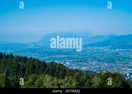 Österreich, Blick über bregenzer Stadthäuser und luxemburg- und schweizer Berge zum saentis Gipfel schneebedecktes Panorama Stockfoto