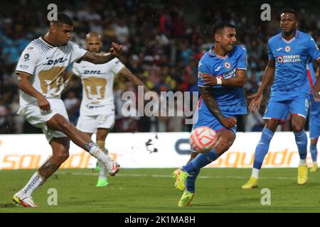 Mexiko-Stadt, Mexiko. 18. September 2022. 18. September 2022, Mexiko-Stadt, Mexiko: (R) Jesús Escoboza vom Fußballverein Cruz Azul und (L) José Caicedo von UNAM Pumas kämpfen den Ball während des Fußballspiels zwischen dem Fußballverein Cruz Azul und UNAM Pumas vom Eröffnungsturnier 2022 der MX League im Olympiastadion der Universität. Am 18. September 2022 in Mexiko-Stadt, Mexiko. (Foto von Ismael Rosas/ Eyepix Group/Sipa USA) Quelle: SIPA USA/Alamy Live News Stockfoto