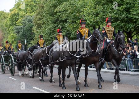 Staatsbegräbnis der Königin Elizabeth II, London, Großbritannien. 19. September 2022. Pferde, die heute entlang der South Carriage Drive entlang des Hyde Park in London fahren. Quelle: Phil Rees/Alamy Live News Stockfoto