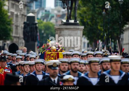 London, Großbritannien. 19. September 2022. Die kaiserliche Staatskrone, der Reichsapfel und das Zepter auf dem mit dem Royal Standard bedeckten Sarg der verstorbenen Königin Elizabeth II. Trugen nach ihrem Staatsbegräbnis in Westminster Abbey in einer Prozession in Whitehall die von 142 Matrosen gezogene Staatsgewehr-Kutsche der Royal Navy. Die Königin wird zusammen mit ihrem Mann Prinz Philip in der King George VI Memorial Chapel, Windsor Castle, begraben. Kredit: Stephen Chung / Alamy Live Nachrichten Stockfoto